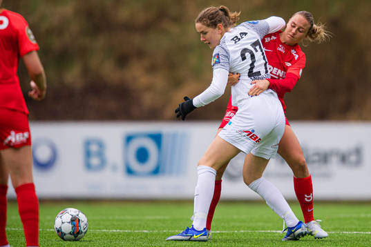 Ingrid Andreassen of Arna-Bjørnar and Lisa Fjeldstad