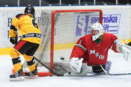 Luleås Engla Rankvist gör 0-2 målet bakom Modos målvakt