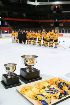 Medaljer och pokaler till finalen i Juniorcupen mellan Modo