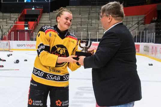 Luleås Tilde Sjödin tar emot pokalen