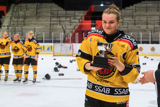 Luleås Tilde Sjödin tar emot pokalen