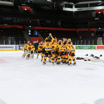 Luleås spelare jublar med pokalen