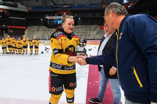 Luleås Tilde Sjödin tar emot pokalen