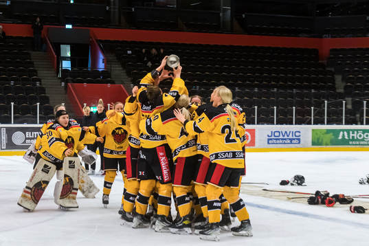 Luleås spelare jublar med pokalen