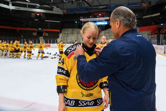 Luleås Ella Bergström tar emot guld medaljen