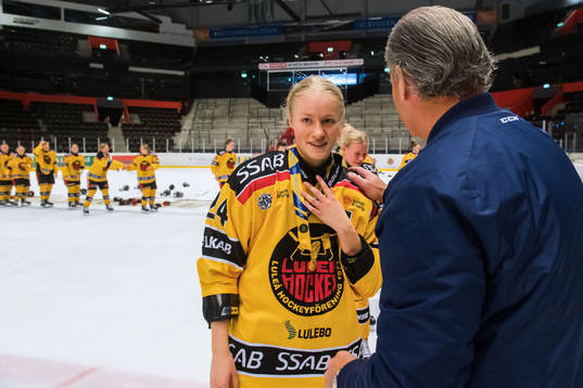 Luleås Ella Bergström tar emot guld medaljen