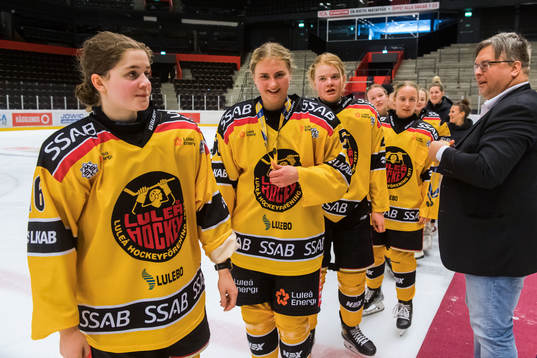 Luleå spelarna tar emot guld medaljen