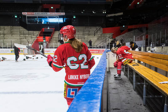 Modos Anna Andersson och Tea Lokke Nyberg deppar