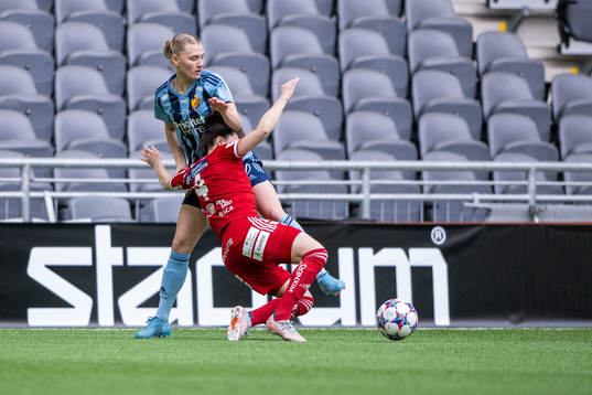 Djurgårdens Sara Olai och Piteås Josefin Johansson