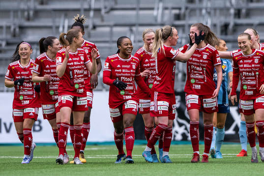 Piteås Cecilia Edlund och Maja Green jublar
