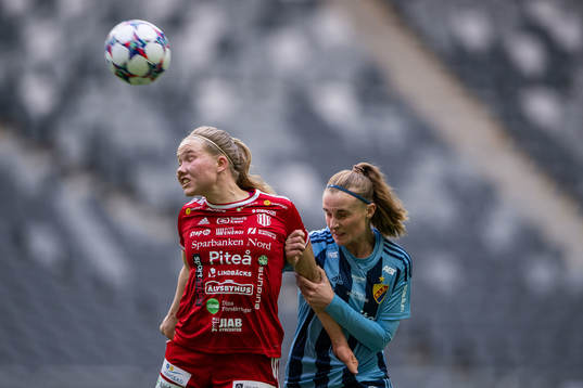 Piteås Hlin Eiriksdottir och Djurgårdens Kamilla Karlsen