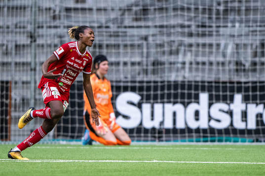 Piteås Anam Imo jublar samtidigt som Djurgårdens målvakt