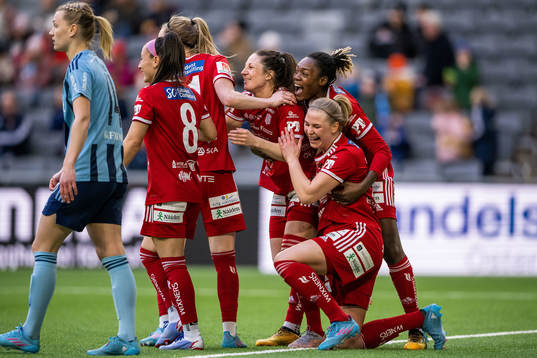 Piteås Josefin Johansson jublar med lagkamrater