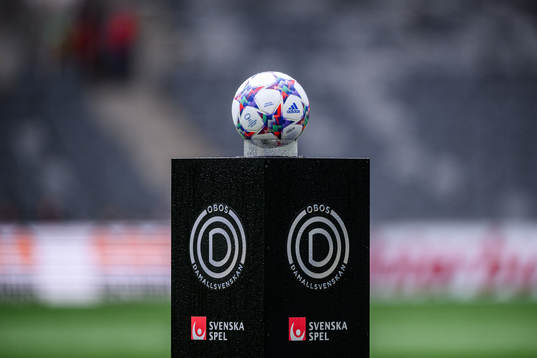 Matchbollen på ett podium med Obos Damallsvenskans logotyp