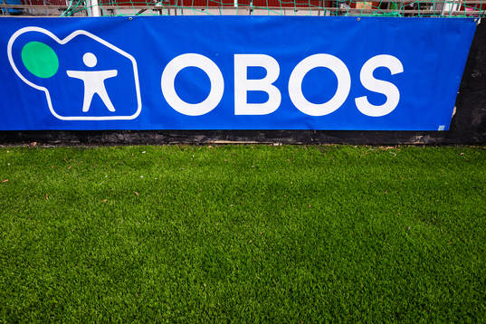 En skylt med Obos logotyp