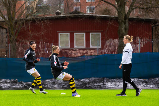 s Linda Hallin och Hannah Davison