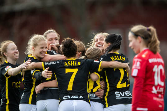 s Honoka Hayashi jublar med lagkamrater