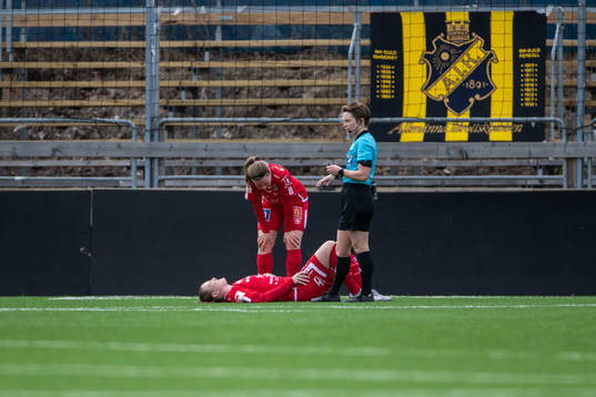 Örebros Maja Regnås Valcic har ont
