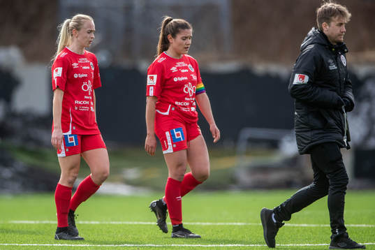 Örebros Michaela Kovacs och Carly Wickenheiser deppar