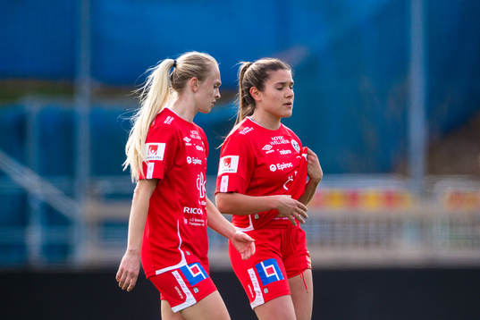 Örebros Michaela Kovacs och Carly Wickenheiser deppar