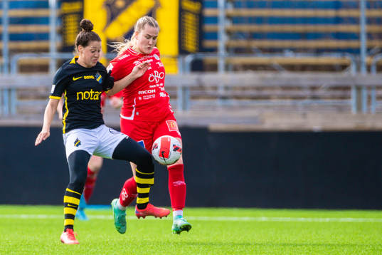 s Chinyelu Asher och Örebros Elin Pikkujämsä