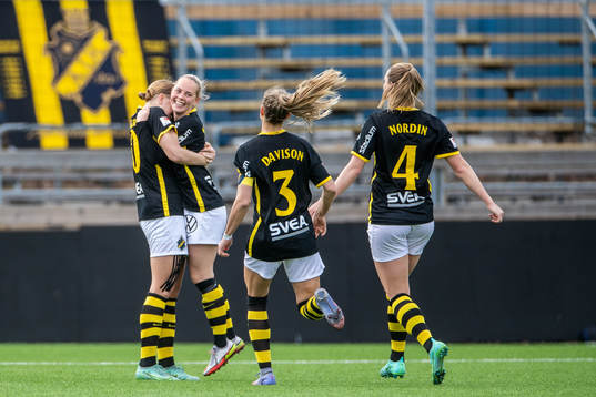 s Jenny Danielsson jublar med Agnes Nyberg, Hannah Davison