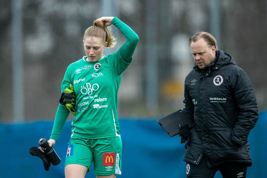 Örebros målvakt Tove Enblom deppar