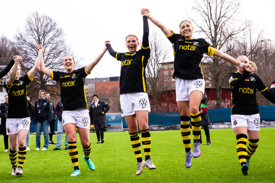 s Jennie Nordin, Emma Kimell och Hannah Davison jublar