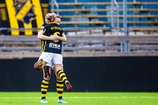 s Jenny Danielsson jublar med Agnes Nyberg