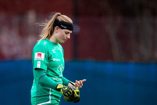Örebros målvakt Tove Enblom deppar
