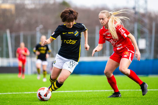 s Honoka Hayashi och Örebros Michaela Kovacs