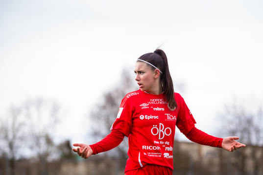 Örebros Emilia Pelgander reagerar