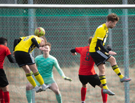 IFK Hässleholms Ludvig Hegdal nickar in ett mål som blir