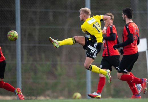IFK Hässleholms Jens Lynard skjuter i träningsmatchen