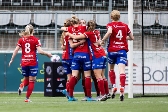 Vittsjös Linda Sällström jublar med lagkamrater