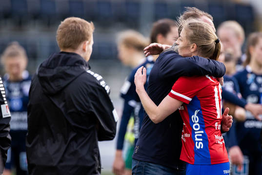 Vittsjös Linda Sällström kramas om av Linköpings