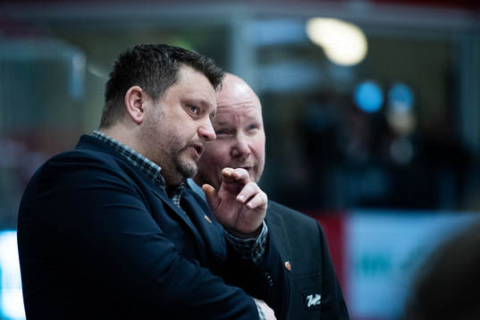 Modos tränare Mattias Karlin och assisterande tränare