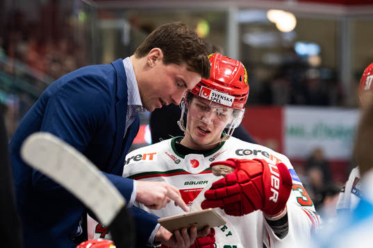 Modos Oscar Nordin får instruktioner