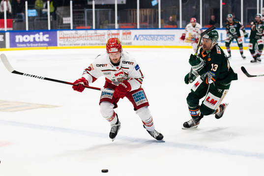 Kristianstads Trevor Cheek jagar Modos Oscar Pettersson