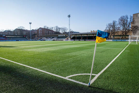 Interör av Malmö idrottsplats med en gul och blå