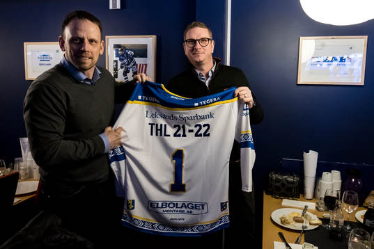 PEAB får signerad tröja av Leksands Tony Malm