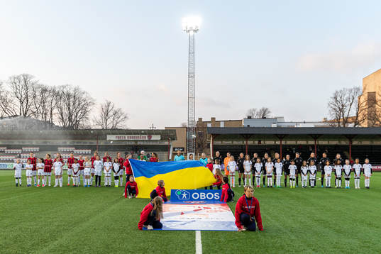 Ukrainas flagga framför spelarna