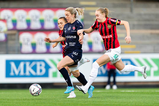 Brommapojkarnas Filippa Wallén och Wilma Wärulf i en kamp