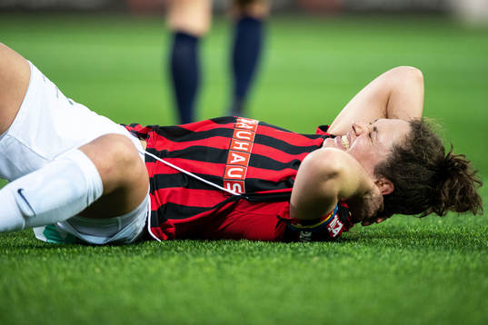 Brommapojkarnas Shannon Woeller har ont