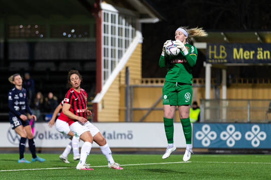Brommapojkarnas målvakt Maggie Smither