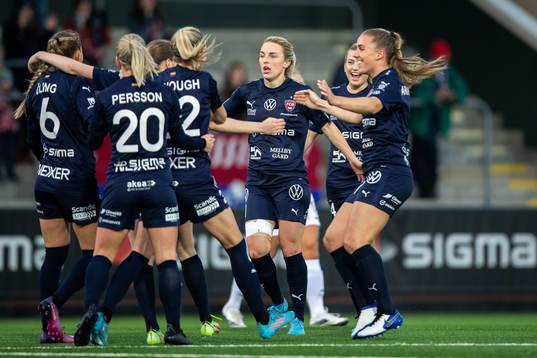 Rosengårds Mimmi Larsson och Charlotte Grant jublar med