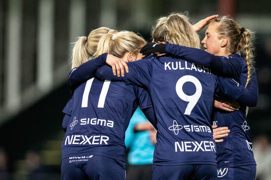 Rosengårds Mimmi Larsson jublar med lagkamrater