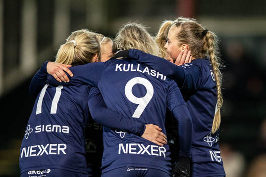 Rosengårds Mimmi Larsson jublar med lagkamrater