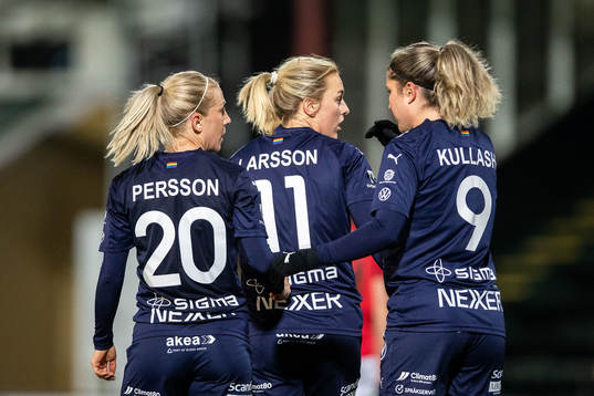 Rosengårds Mimmi Larsson jublar med lagkamrater