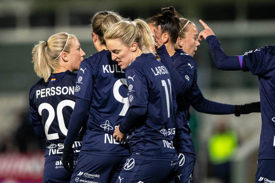 Rosengårds Mimmi Larsson jublar med lagkamrater